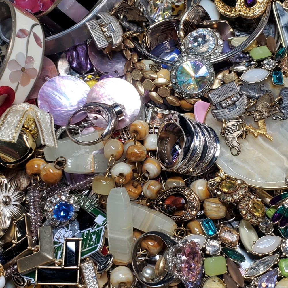 Grab Bag Of Necklaces, Bracelets, Rings, Earrings & Misc.  Brands. - Picture 5 of 16
